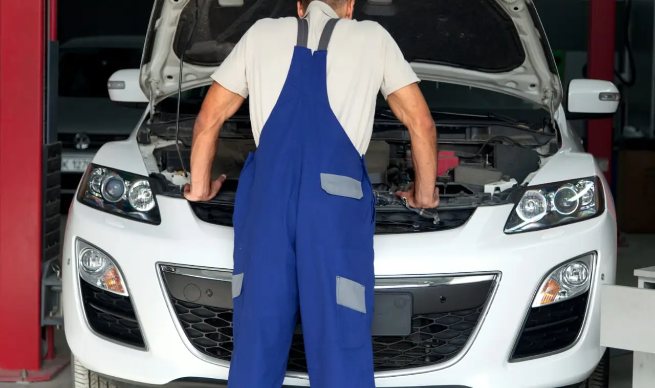 Technicien réparant un véhicule Technicien réparant un véhicule