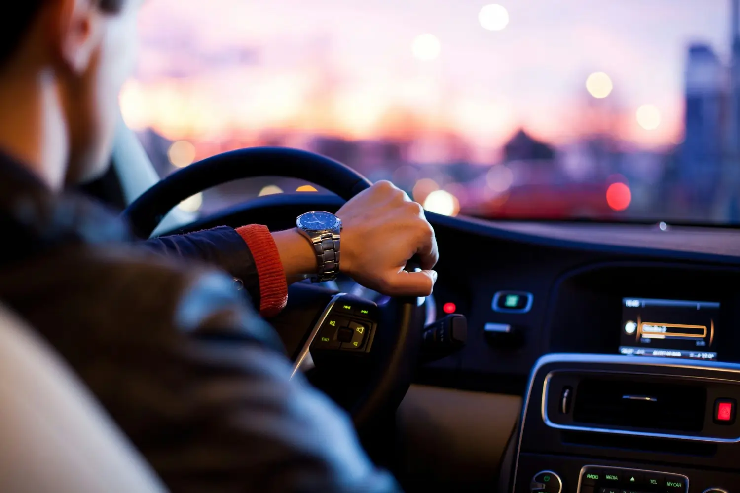 Expert automobile effectuant un diagnostic de voiture en Loire-Atlantique